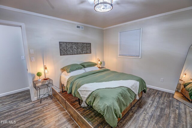 2133 Veda Dr, Bristol, VA 24201 - bedroom featuring wood finished floors, ornamental molding, visible vents, a chandelier, and baseboards
