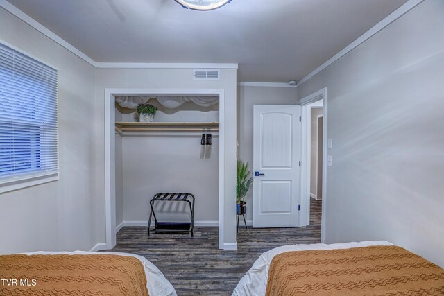 2133 Veda Dr, Bristol, VA 24201 - bedroom with a closet, crown molding, visible vents, dark wood-style flooring, and baseboards