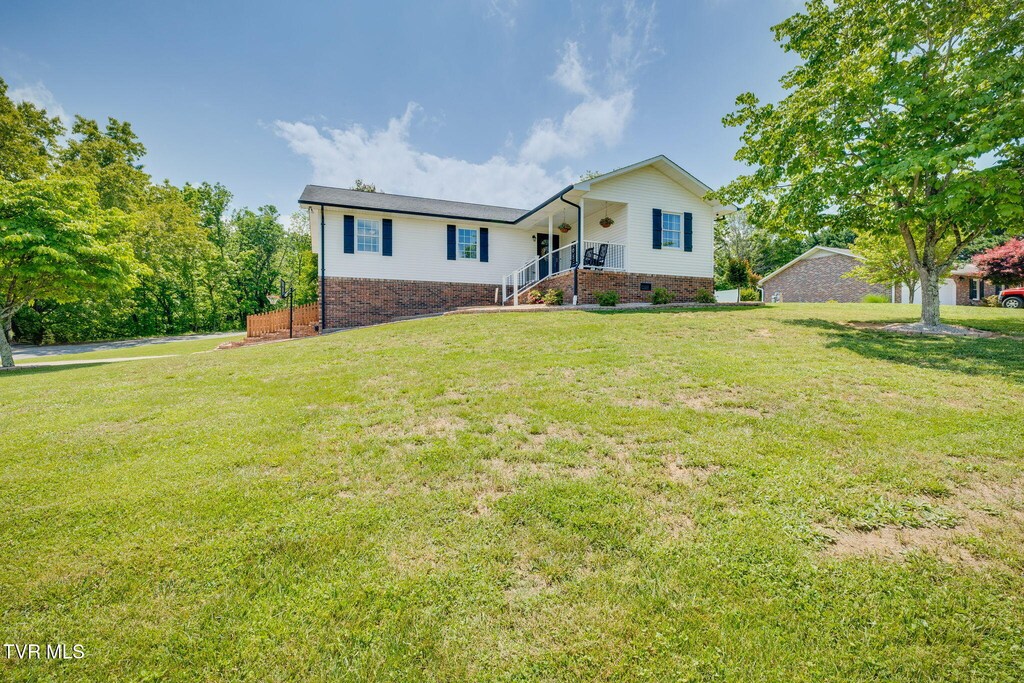 view of front facade featuring crawl space, a front lawn, and a porch