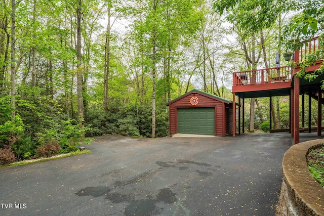 detached garage featuring aphalt driveway
