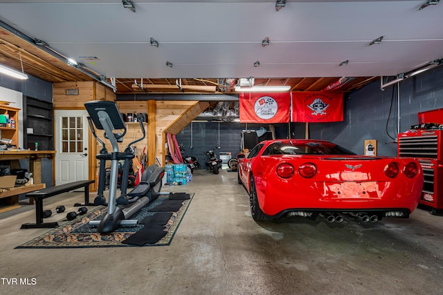garage featuring concrete block wall
