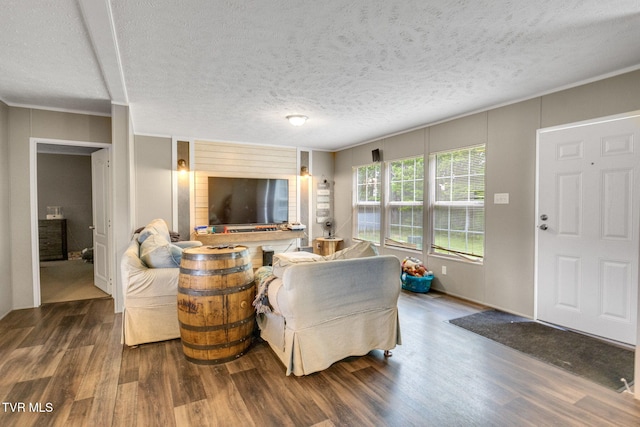 100 Colyer Rd, Greeneville, TN 37743 - living area featuring wood finished floors and a textured ceiling