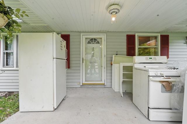 property entrance featuring covered porch