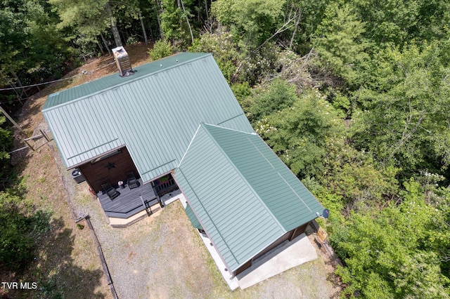 birds eye view of property featuring a forest view