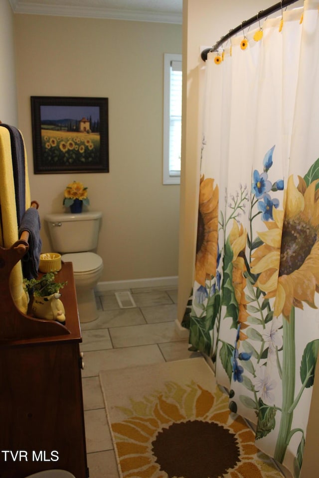 full bathroom with toilet, baseboards, crown molding, and curtained shower