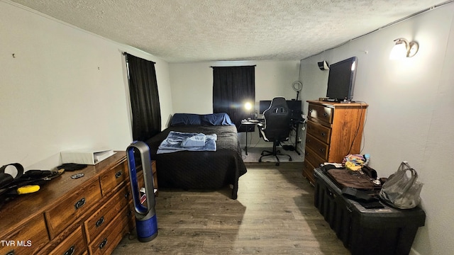 824 W Buckner Ave, Big Stone Gap, VA 24219 - bedroom featuring wood finished floors, a textured ceiling, and an office area