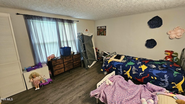 824 W Buckner Ave, Big Stone Gap, VA 24219 - bedroom featuring wood finished floors and a textured ceiling