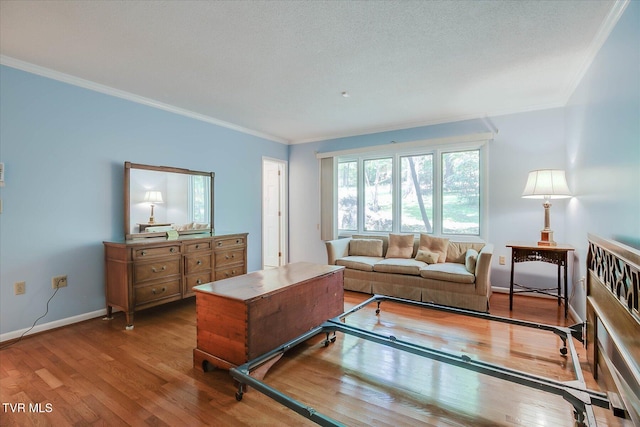 4401 Beechcliff Dr, Kingsport, TN 37664 - living room with wood finished floors, crown molding, and baseboards