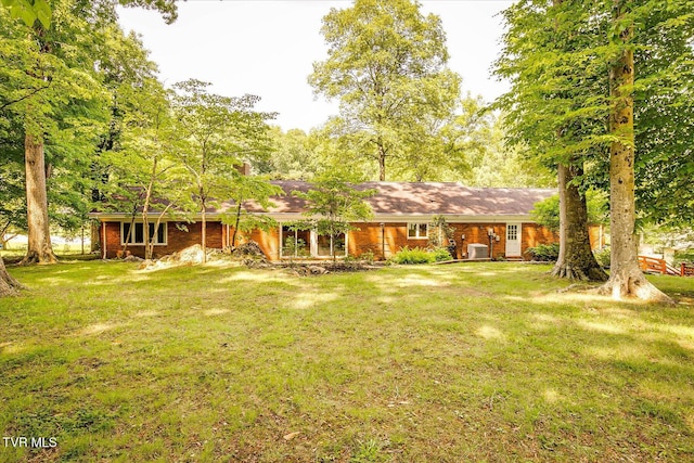 4401 Beechcliff Dr, Kingsport, TN 37664 - view of front of property with a front yard, central air condition unit, and brick siding
