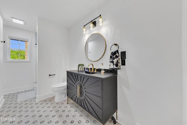 full bathroom with baseboards, toilet, curtained shower, and vanity