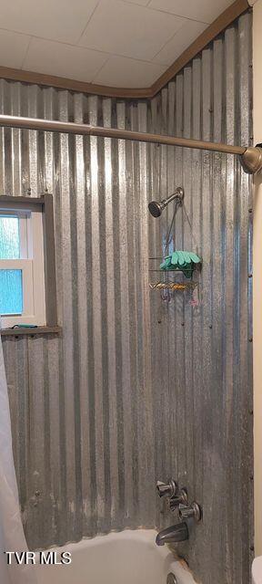 7780 Roy Rogers Dr, Whitesburg, TN 37891 - bathroom featuring bathing tub / shower combination
