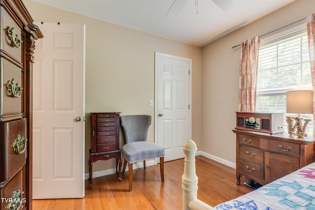 bedroom featuring light wood-style flooring, baseboards, and a ceiling fan
