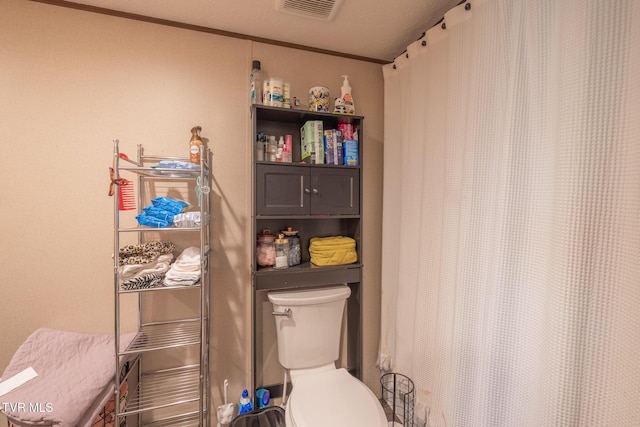 full bathroom with toilet and a shower with shower curtain