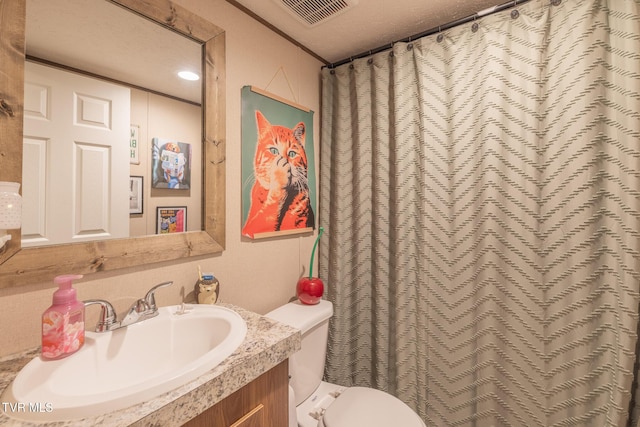 full bath featuring toilet, vanity, a shower with shower curtain, and a textured ceiling