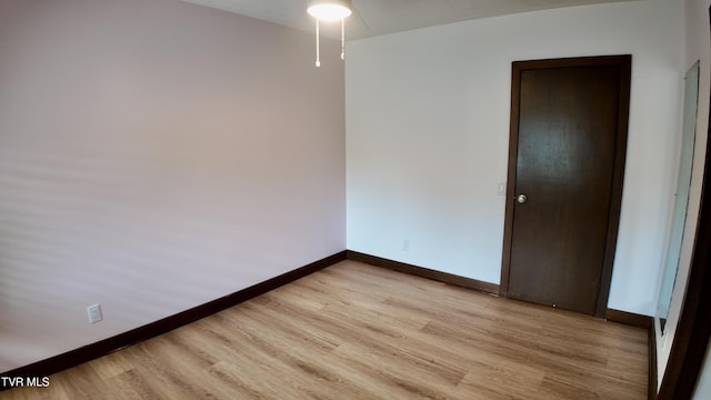 15 Crown Cir Unit 15, Kingsport, TN 37660 - empty room featuring light wood-style floors, baseboards, and a ceiling fan