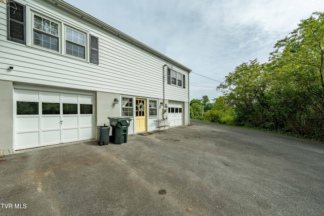 134 Parkland Dr, Bristol, VA 24201 - view of side of home with driveway and an attached garage