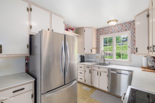 134 Parkland Dr, Bristol, VA 24201 - kitchen with stainless steel appliances, a sink, light countertops, tasteful backsplash, and wallpapered walls