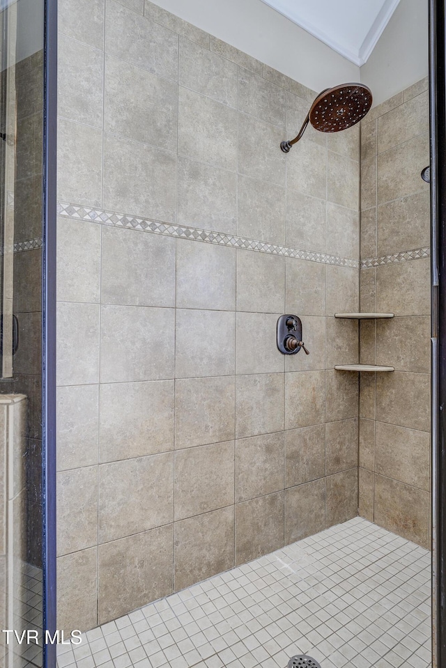 2909 Greenline Rd, Johnson City, TN 37604 - bathroom featuring a tile shower and crown molding