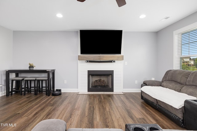 living area with a ceiling fan, wood finished floors, baseboards, and recessed lighting