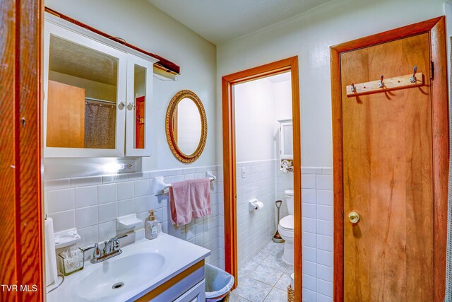 135 Abc Rd, Limestone, TN 37681 - full bath featuring toilet, tile patterned floors, vanity, wainscoting, and tile walls