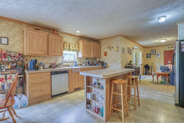 596 Devils Nose Rd, Rogersville, TN 37857 - kitchen featuring appliances with stainless steel finishes, crown molding, light countertops, a textured ceiling, and a breakfast bar area