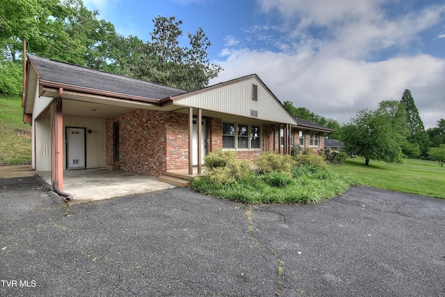 416 Ridgefields Rd, Kingsport, TN 37660 - single story home with brick siding, a front lawn, an attached carport, and driveway