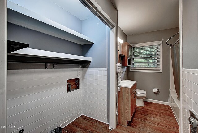 416 Ridgefields Rd, Kingsport, TN 37660 - full bath with wood finished floors, toilet, vanity, shower / tub combo with curtain, and tile walls