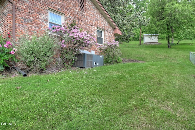 416 Ridgefields Rd, Kingsport, TN 37660 - view of grassy yard featuring central AC unit and an outbuilding