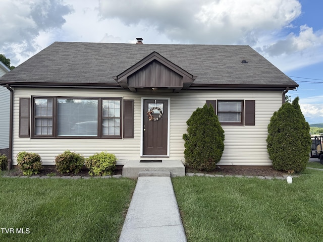 379 SW Oakland St, Abingdon, VA 24210 - view of front of home with roof with shingles and a front lawn