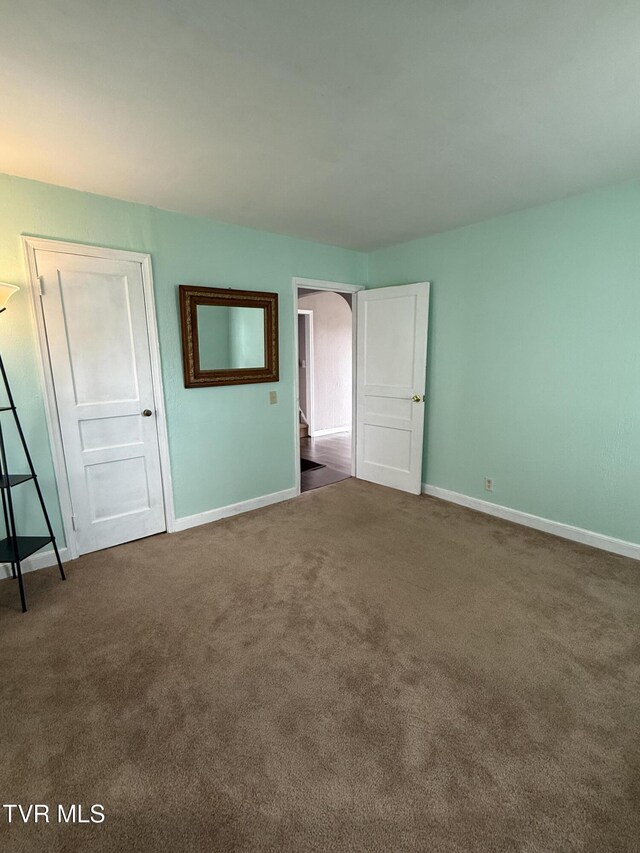379 SW Oakland St, Abingdon, VA 24210 - unfurnished bedroom featuring carpet floors, baseboards, and arched walkways