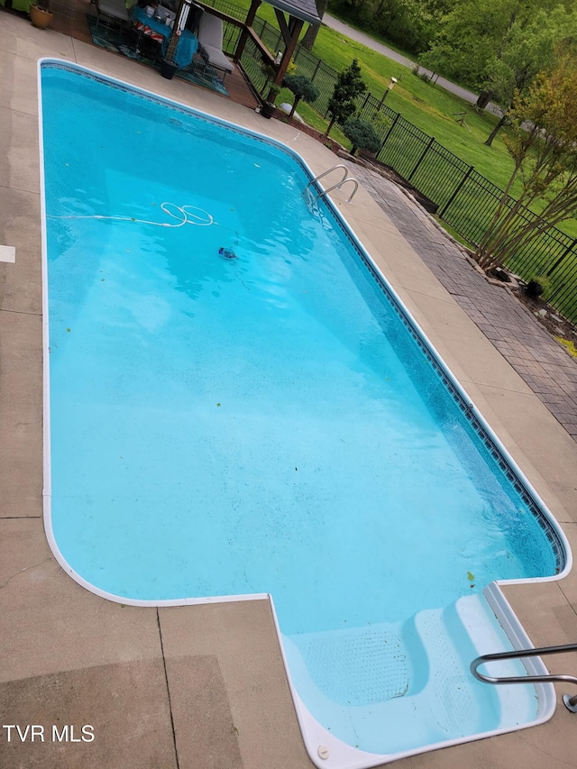 212 Old Castle Rd, Kingsport, TN 37660 - swimming pool with fence