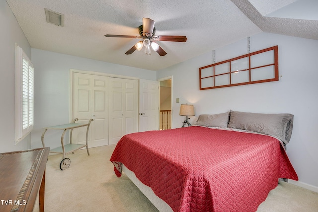 212 Old Castle Rd, Kingsport, TN 37660 - bedroom with carpet flooring, a closet, a ceiling fan, and a textured ceiling
