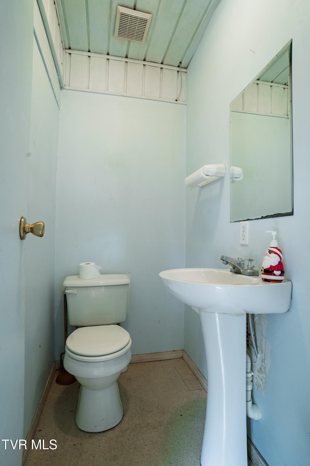 380 Oak Grove Rd, Johnson City, TN 37615 - bathroom featuring baseboards and toilet