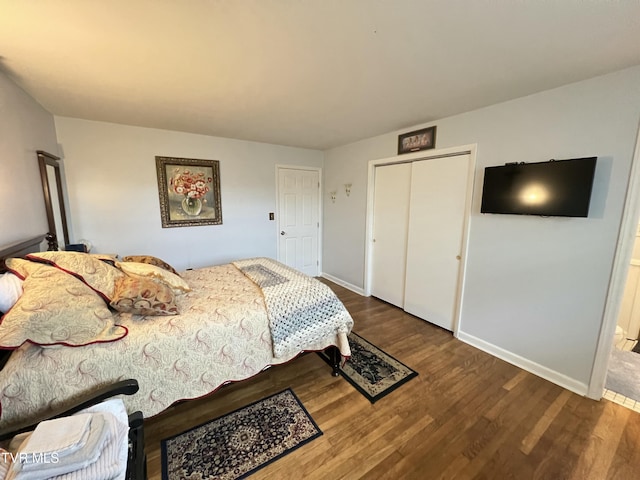 457 Devault St, Church Hill, TN 37642 - bedroom featuring dark wood-style flooring, baseboards, and a closet