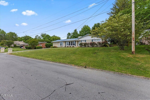 single story home featuring a front yard