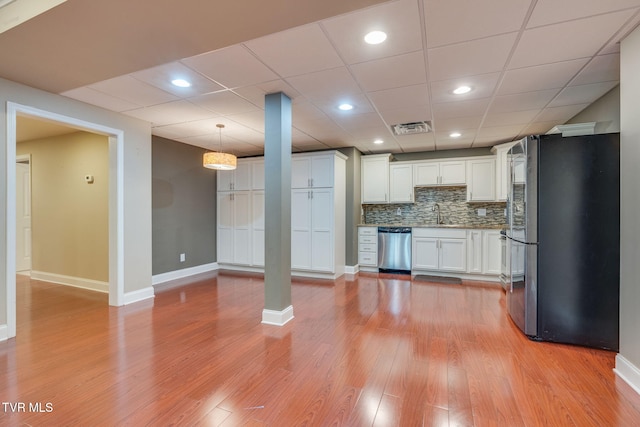 1001 Willows Trace Dr, Johnson City, TN 37601 - kitchen with stainless steel appliances, tasteful backsplash, white cabinetry, baseboards, and recessed lighting