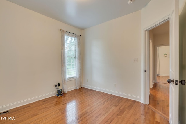 1001 Willows Trace Dr, Johnson City, TN 37601 - empty room featuring light wood-type flooring and baseboards