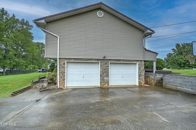 145 Linda Hts, Fall Branch, TN 37656 - garage with driveway