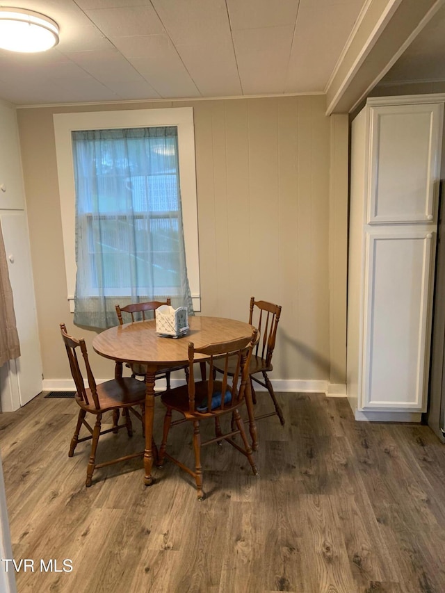 626 N Mohawk Dr, Erwin, TN 37650 - dining space featuring wood finished floors, baseboards, and crown molding