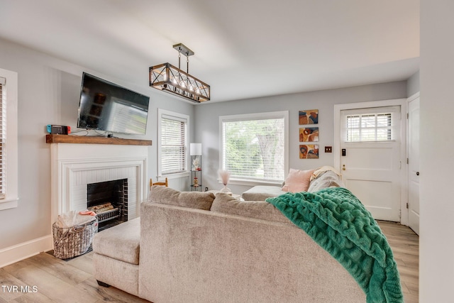 1462 Valley St, Kingsport, TN 37660 - living room featuring wood finished floors, a fireplace, plenty of natural light, and baseboards