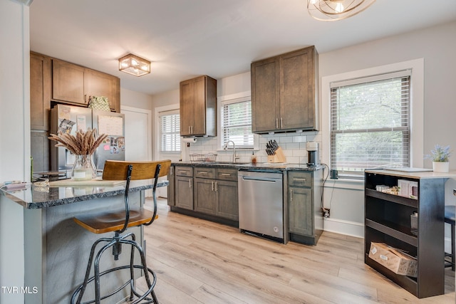 1462 Valley St, Kingsport, TN 37660 - kitchen with appliances with stainless steel finishes, a sink, light wood-style floors, and tasteful backsplash