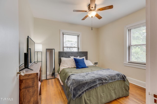 1462 Valley St, Kingsport, TN 37660 - bedroom featuring light wood-style flooring, baseboards, and a ceiling fan