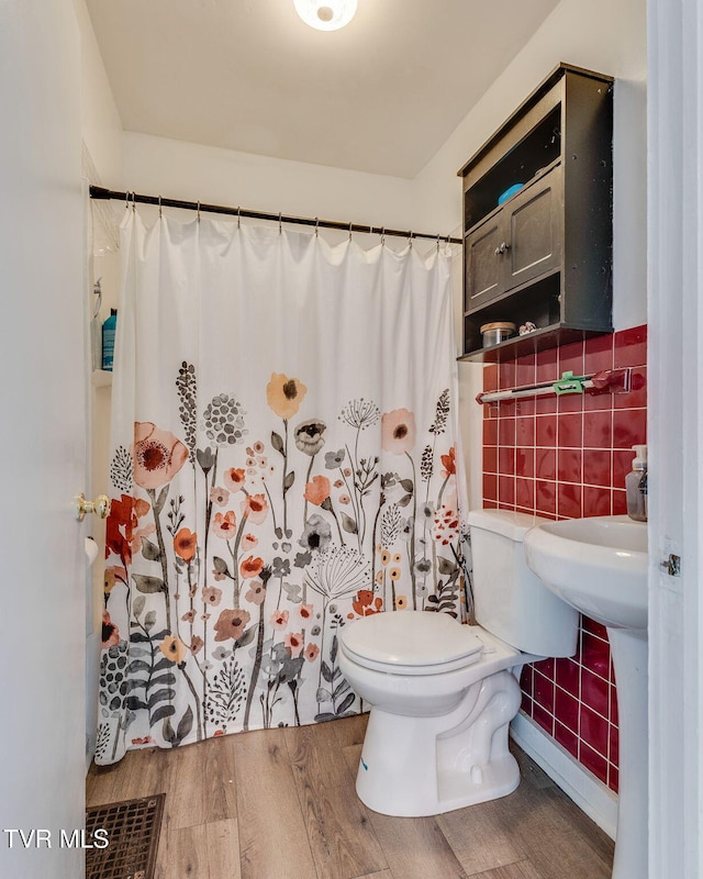 1462 Valley St, Kingsport, TN 37660 - full bath with wood finished floors, tile walls, toilet, and curtained shower