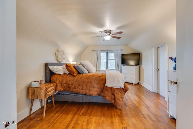 1462 Valley St, Kingsport, TN 37660 - bedroom featuring light wood-style flooring, lofted ceiling, baseboards, and ceiling fan