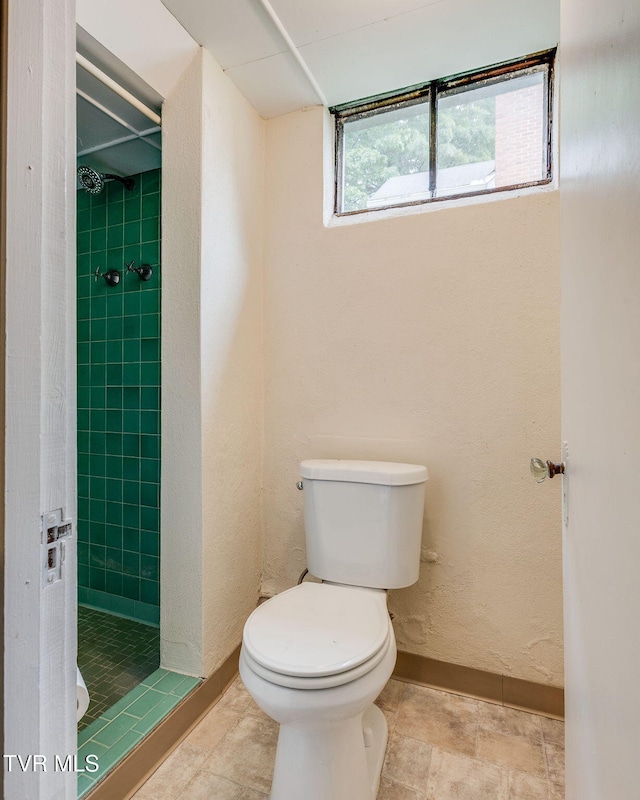 1462 Valley St, Kingsport, TN 37660 - full bathroom featuring a stall shower, toilet, and baseboards