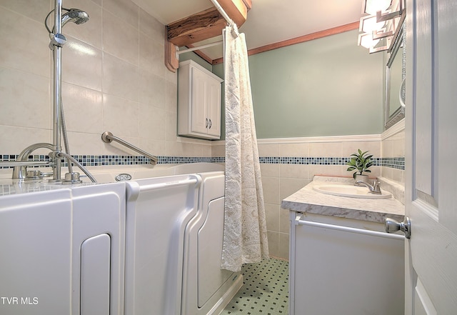 441 High Ridge Rd, Kingsport, TN 37660 - full bath with tile walls and vanity