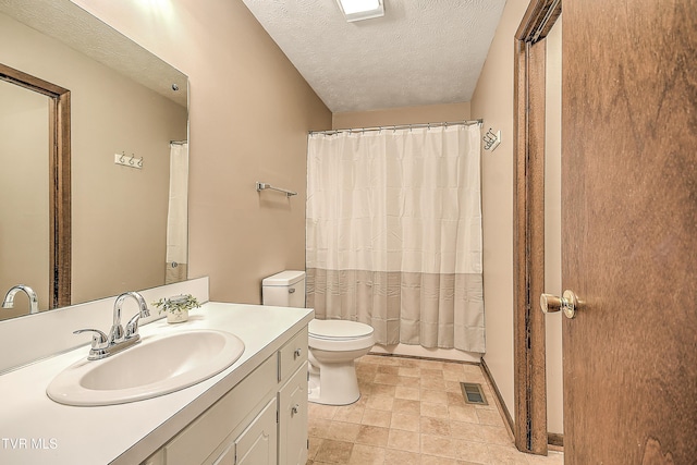 full bathroom with a textured ceiling, toilet, vanity, and a shower with curtain