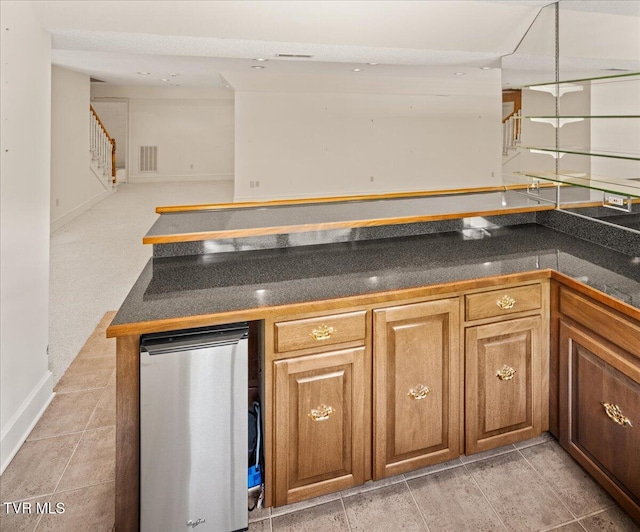 121 Queensgate, Bristol, TN 37620 - bar featuring stairs and fridge