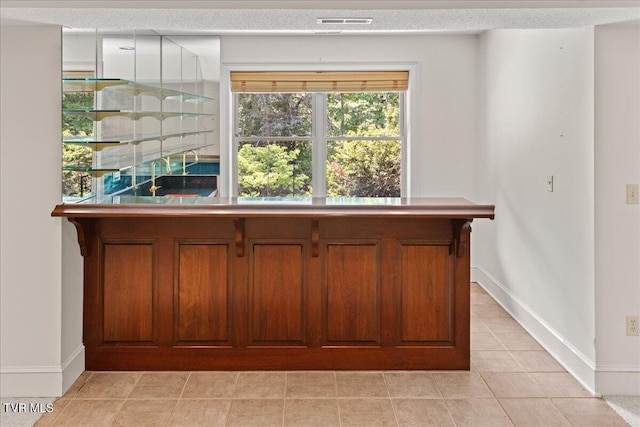 121 Queensgate, Bristol, TN 37620 - bar area featuring baseboards and light tile patterned floors
