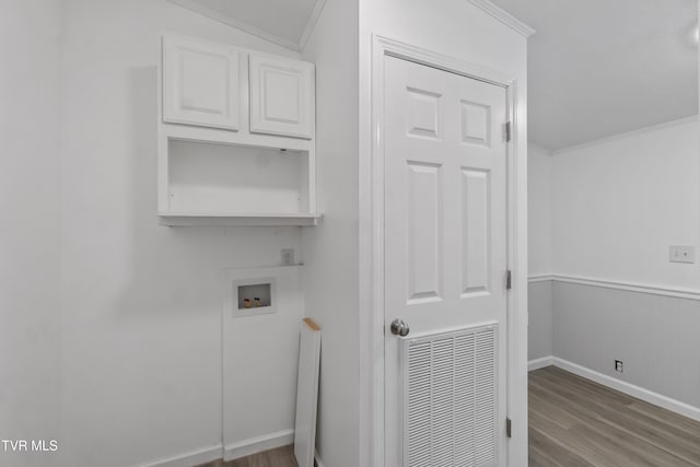 558 Oakland Dr, Bybee, TN 37713 - laundry area featuring washer hookup, wood finished floors, crown molding, cabinet space, and baseboards